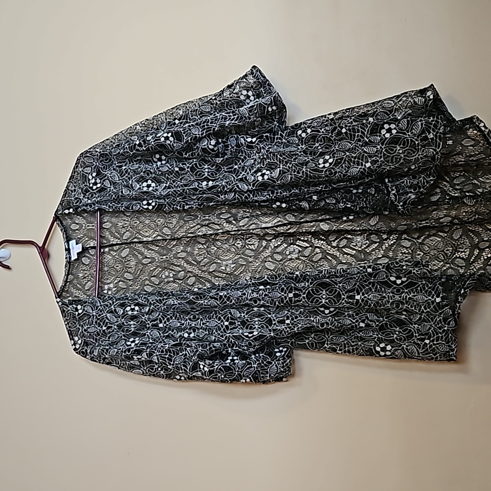 Medium Lularoe Lindsey Black & White Lace